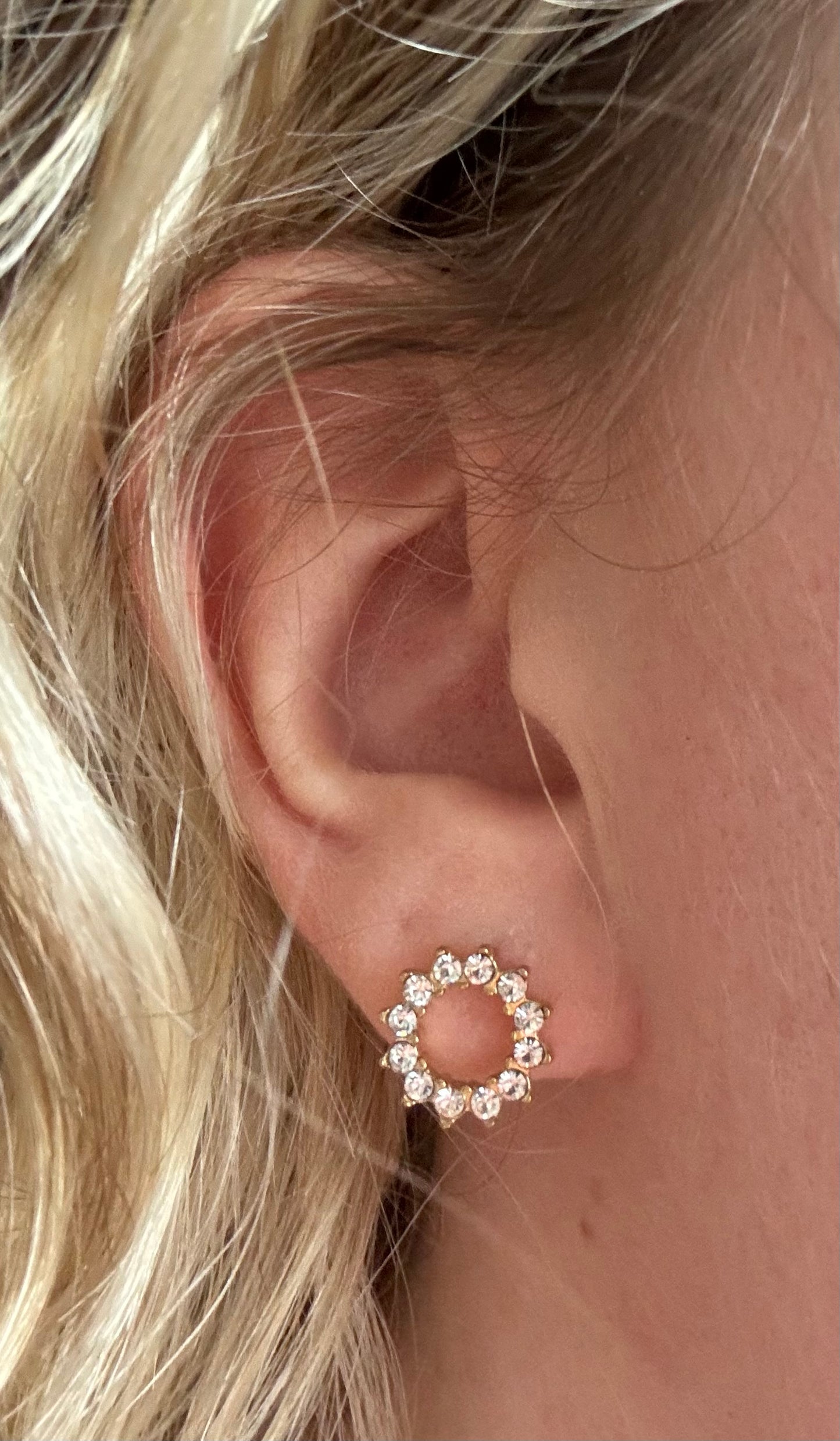 Boucle d’oreille ronde dorée